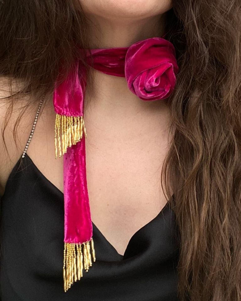 İpek Kadife Gül Rozetli Choker