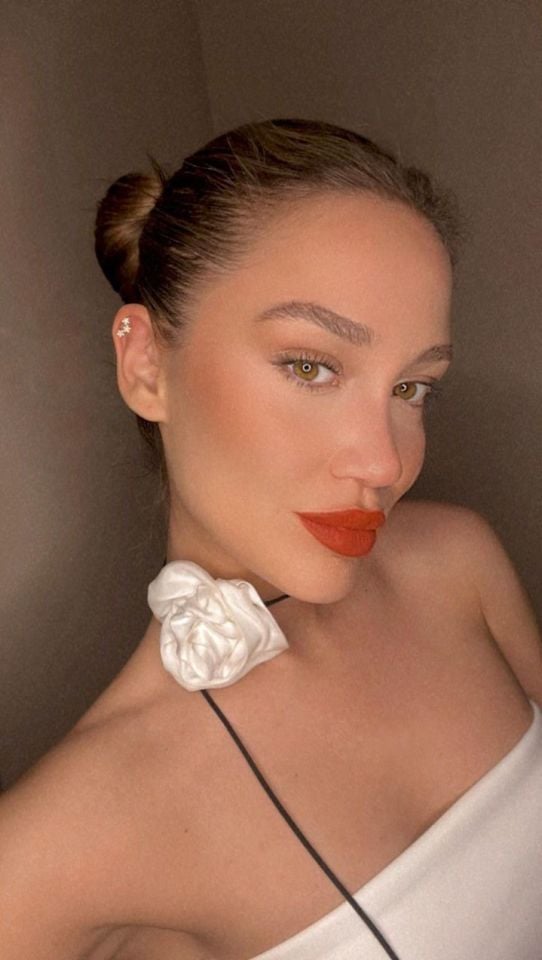 Gül Rozetli Choker