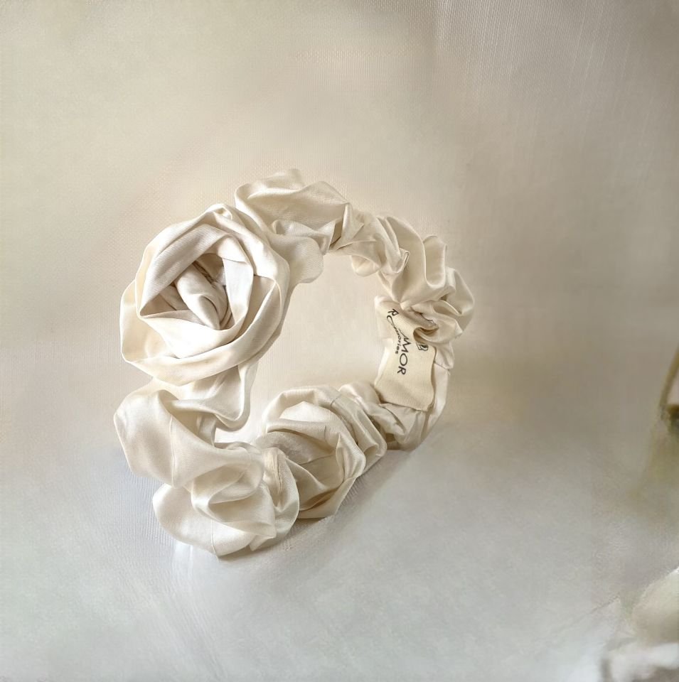 White Rose Gül Rozetli Scrunchie